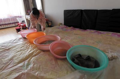 河津楼上漏水，住户失联，小区没物管，业主维权难！律师来支招……